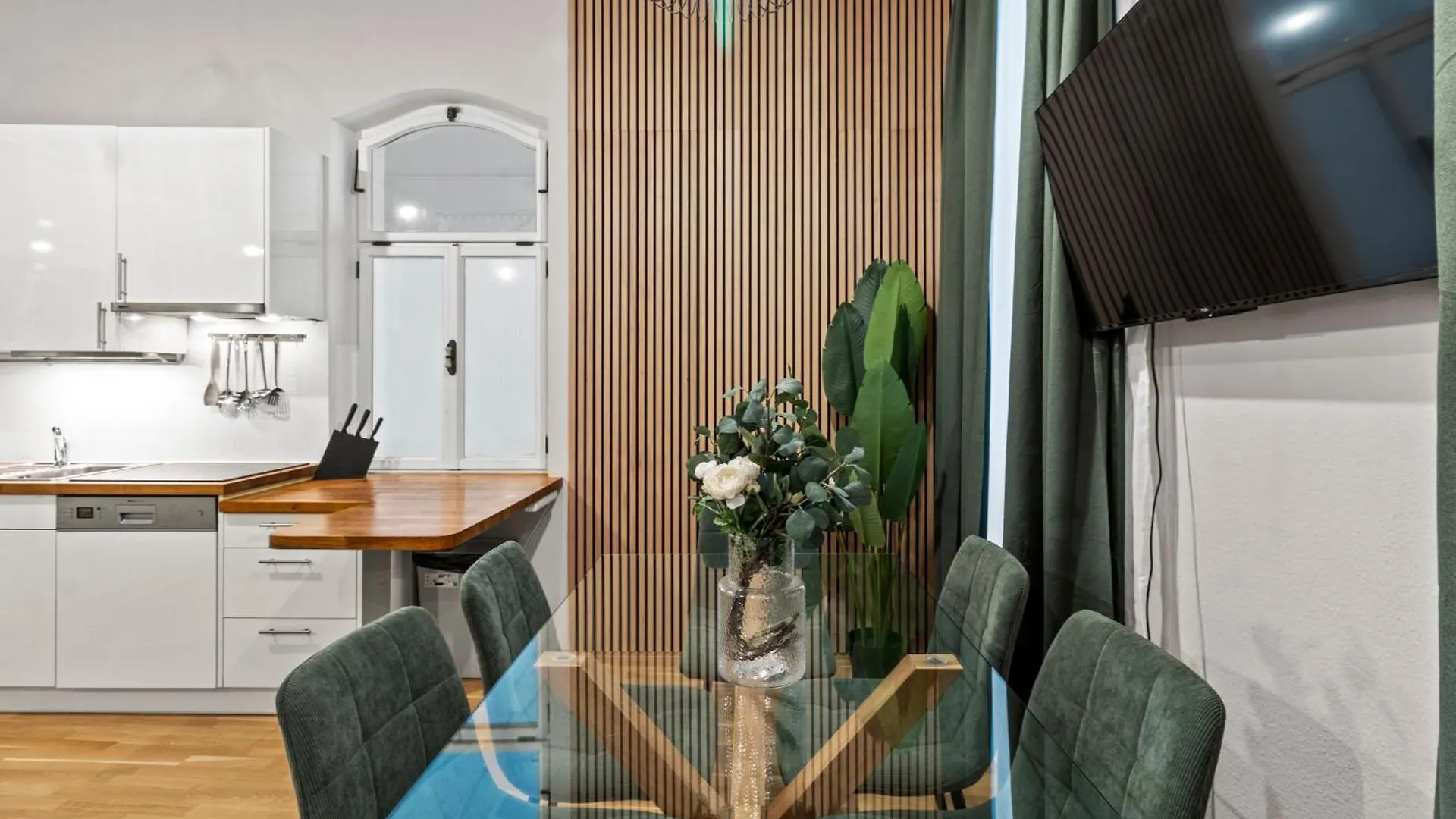 Long Term Stay I 5 Minutes To Metro I Next To Belvedere Palace Apartament